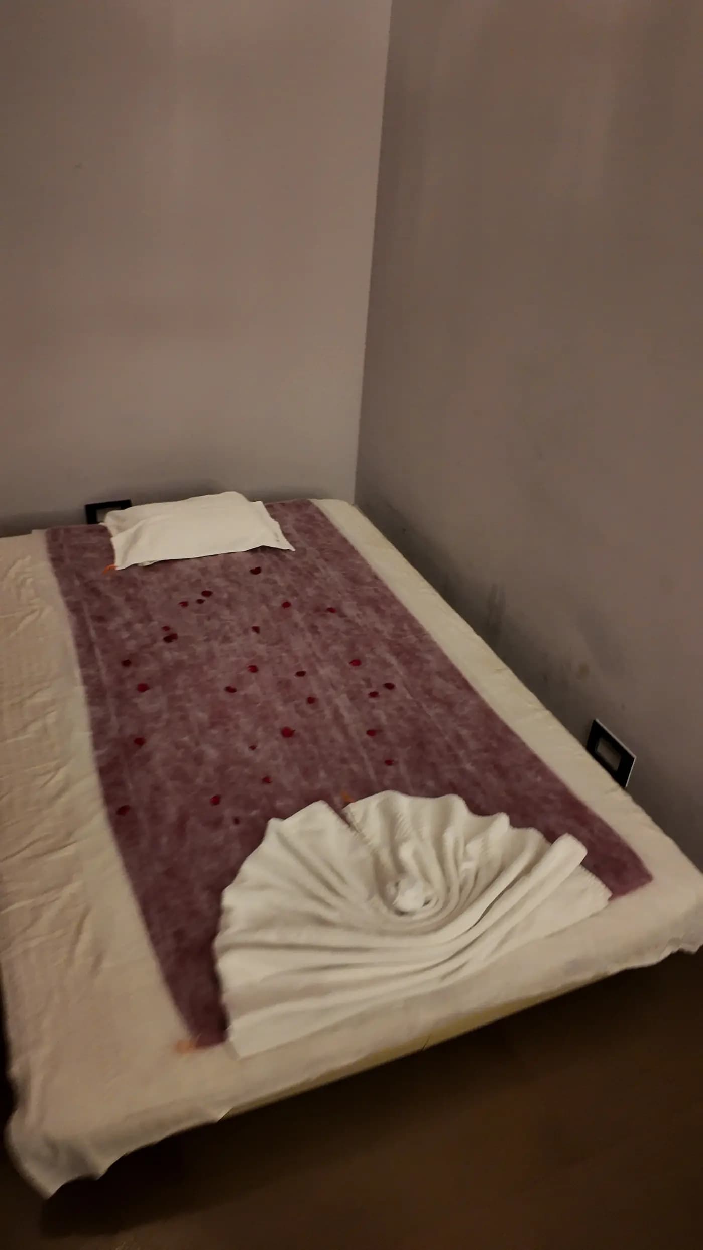 Relaxing body massage environment at Spa Palm Amore Bandra
